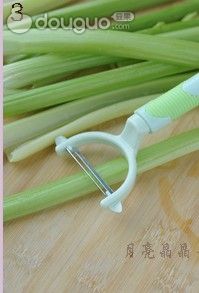 黑木耳拌西芹的做法图解2
