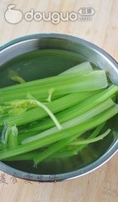 黑木耳拌西芹的做法图解3