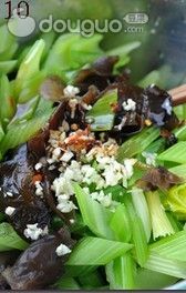 黑木耳拌西芹的做法图解6