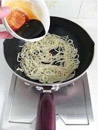 酱油炒面的做法图解6