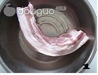 辣白菜炒五花肉的做法图解1