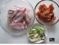 辣白菜炒五花肉的做法图解2