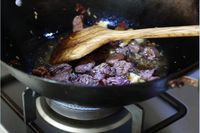红酒洋葱胡萝卜炖牛肉的做法图解6
