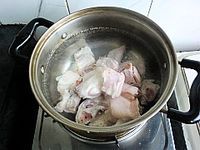 腐乳花生炖猪蹄的做法图解2