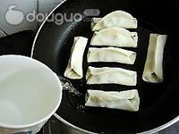 荠菜猪肉锅贴的做法图解12