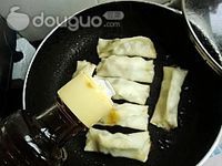 荠菜猪肉锅贴的做法图解14