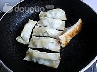 荠菜猪肉锅贴的做法图解15