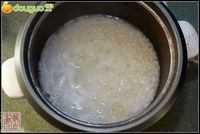 电饭煲简易煲仔饭:腊味贡丸煲仔饭 的做法图解1
