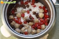 电饭煲简易煲仔饭:腊味贡丸煲仔饭 的做法图解3