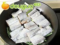 葱焖带鱼的做法图解7