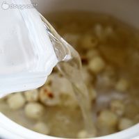 银耳山药莲杞羹的做法图解2
