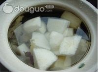 双耳蜜梨汤的做法图解2