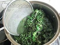 荠菜猪肉锅贴的做法图解2