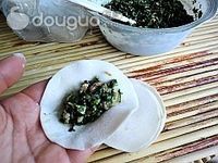 荠菜猪肉锅贴的做法图解8