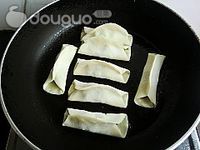 荠菜猪肉锅贴的做法图解11