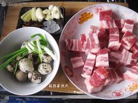 鹌鹑蛋烧肉的做法图解1