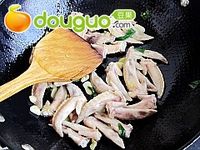 干锅麻辣鸡翅尖的做法图解7