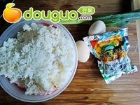 葱香蛋炒饭的做法图解1