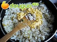 葱香蛋炒饭的做法图解7