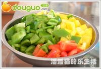 彩椒牛肉粒的做法图解2