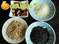 核桃黑米糊的做法图解1