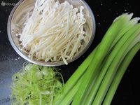 凉拌西芹金针菇的做法图解1