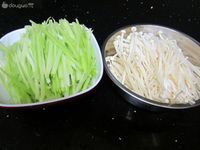 凉拌西芹金针菇的做法图解2