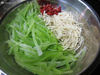凉拌西芹金针菇的做法图解3