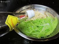 凉拌西芹金针菇的做法图解5