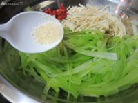 凉拌西芹金针菇的做法图解7