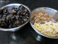 黄花黑里俏的做法图解1