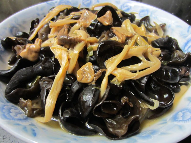 黄花黑里俏的做法