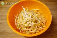 黄豆芽鲶鱼汤的做法图解2
