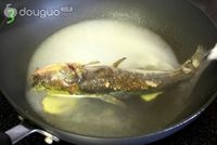 黄豆芽鲶鱼汤的做法图解3