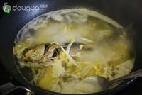 黄豆芽鲶鱼汤的做法图解4