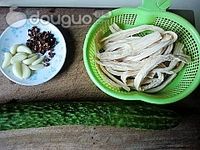 椒油黄瓜拌腐竹的做法图解1