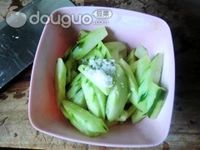 椒油黄瓜拌腐竹的做法图解2