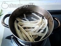 椒油黄瓜拌腐竹的做法图解3