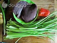 芹菜炒猪肝的做法图解1