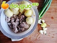 经典家常菜---排骨烧土豆的做法图解1