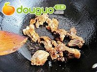 经典家常菜---排骨烧土豆的做法图解3