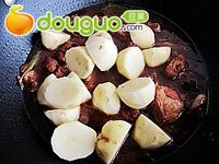 经典家常菜---排骨烧土豆的做法图解10