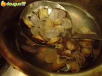 葱姜炒花蛤的做法图解3
