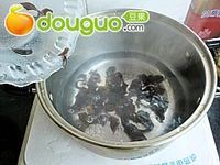 家常小凉菜---菠菜粉丝拌花生的做法图解4