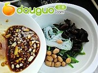 家常小凉菜---菠菜粉丝拌花生的做法图解7