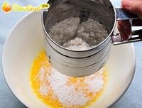电饼铛做的奶香蛋饼的做法图解2