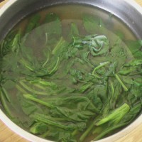 夏季养生菜:核桃杏仁菠菜的做法图解3