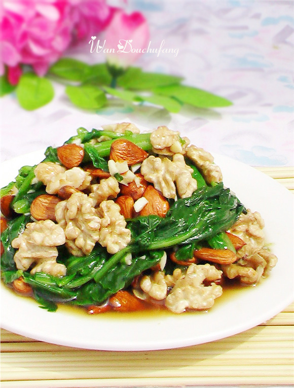夏季养生菜:核桃杏仁菠菜的做法