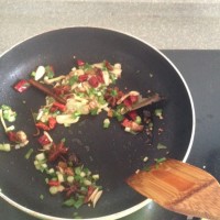 五花肉豆角焖面的做法图解2