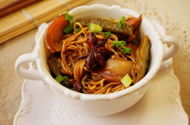 五花肉豆角焖面的做法